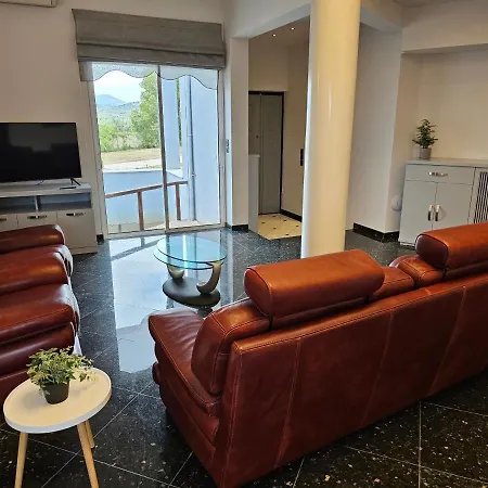 Βίλα Dennis Βραχάτι